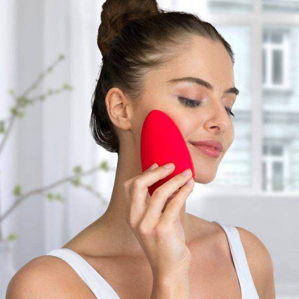 APARAT ZA NEGO TELESA SILK'N ŠČETKA ZA ČIŠČENJE OBRAZA RED
