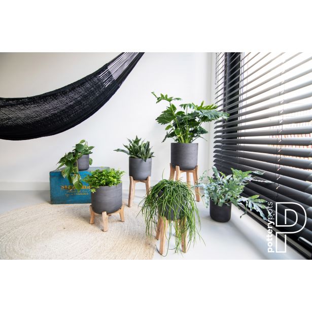 KERAMIČNI NOTRANJI LONEC POTTERY POTS PATT BLACK WASHED M 16.5 CM Z NOGICAMI VIŠ 22 CM