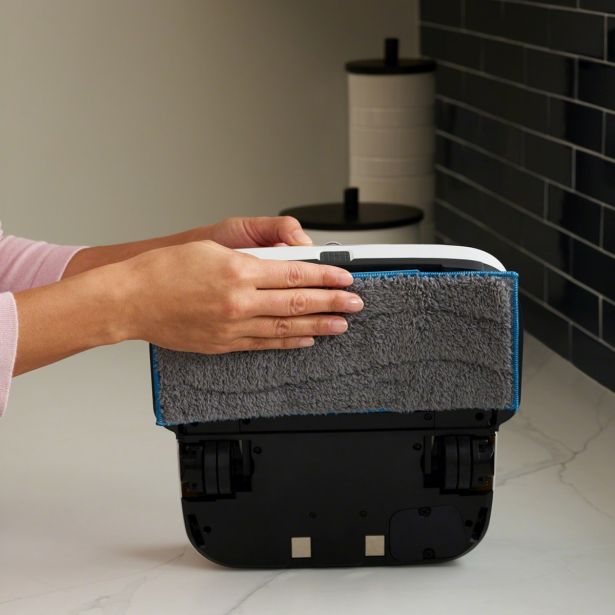 ROBOTSKI SESALNIK IROBOT BRAAVA JET M6 ČRN