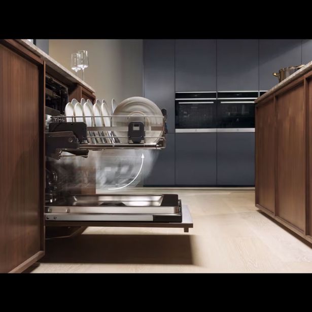 VGRADNI POMIVALNI STROJ ELECTROLUX EEC87400W