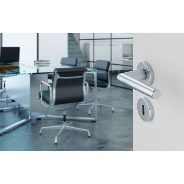 WC ŠKOLJKA, VISEČA INTER CERAMIC BREZ ROBOV Z WC DESKO S POČASNIM ZAPIRANJEM BELA
