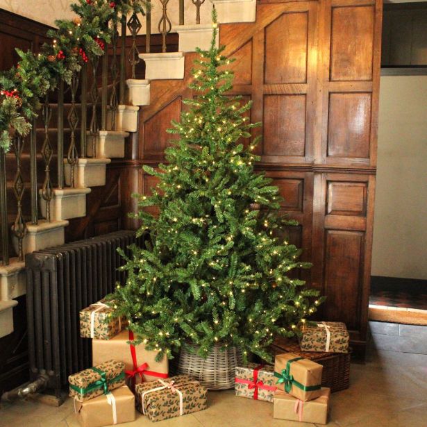 ZELENA NOVOLETNA JELKA IZ UMETNE MASE, VIŠINE 210 CM, Z LED LUČKAMI