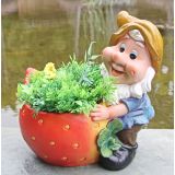 FIGURA, OKRASNA PALČEK Z JAGODO ZA ROŽE VIŠ 17 CM