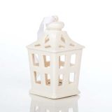 OKRASEK ZA JELKO GLOSSTYLE HIŠICA 11 CM BELE BARVE Z LED LUČKO