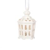 OKRASEK ZA JELKO GLOSSTYLE HIŠICA 11 CM BELE BARVE Z LED LUČKO