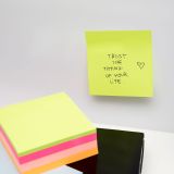 LISTIČI LEVIA SAMOLEPILNI 75X75 INTENZ. NEON 1/450 009261