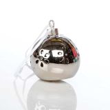 OKRASEK ZA JELKO GLOSSTYLE KROGLA SREBRNA FI 7 CM Z LED LUČKO IZ PORCELANA