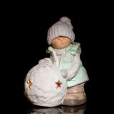 PRAZNIČNA FIGURA GLOSSTYLE DEČEK S SNEŽENO KEPO 39 CM ZA ČAJNO SVEČKO MODRI