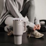 TERMO LONČEK STANLEY THE QUENCHER TUMBLER 1.2L SIV