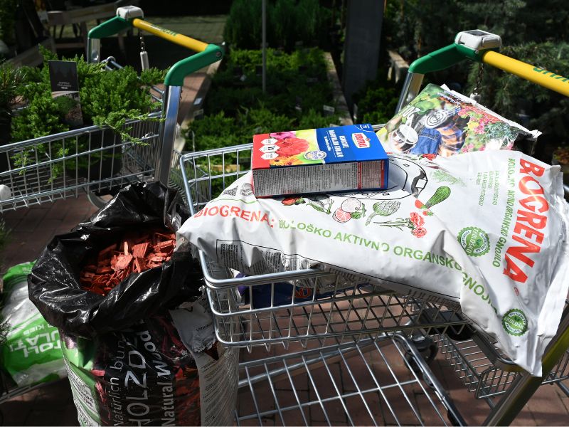 Za sajenje potrebujemo zemljo, gnojila in različne zastirke.