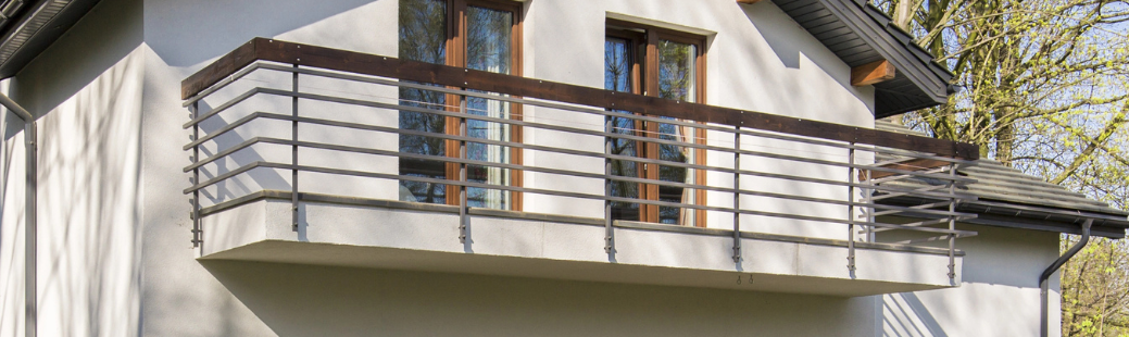 Glavna funkcija balkonskih ograj je zagotavljanje varnosti. Ograja preprečuje padce z višjih nadstropij, kar je še posebej pomembno v domovih z otroki ali hišnimi ljubljenčki. Glavna funkcija balkonskih ograj je zagotavljanje varnosti. Ograja preprečuje padce z višjih nadstropij, kar je še posebej pomembno v domovih z otroki ali hišnimi ljubljenčki.