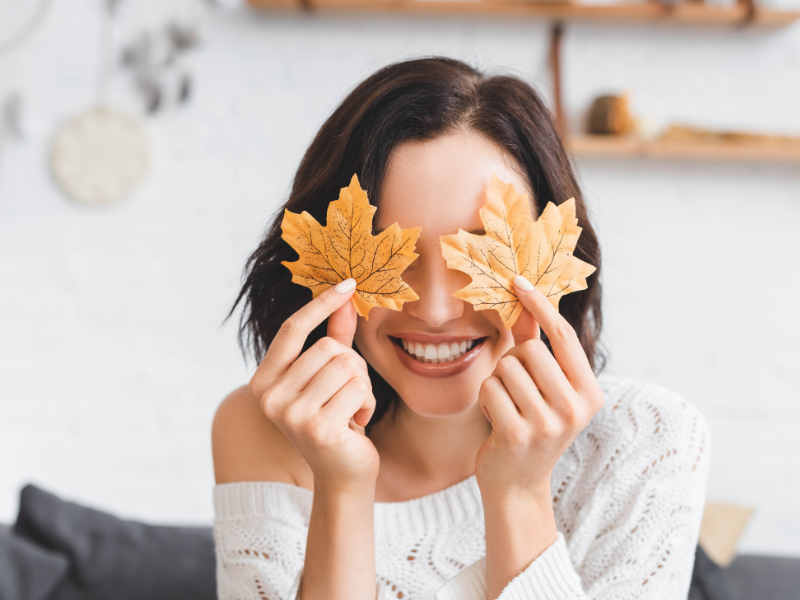 Svetli in nevtralni toni, kot so bela, peščena in svetlo siva, ustvarjajo zračno vzdušje. Svetli in nevtralni toni, kot so bela, peščena in svetlo siva, ustvarjajo zračno vzdušje.