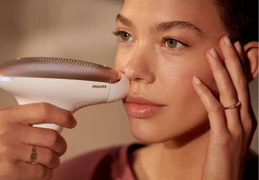 Philips Lumea IPL serije 7000 tretmaji so zaradi prilagojenih nastavkov za posamezne predele telesa nežni in učinkoviti. Odlikuje ga 250.000 utripov svetlobe in hiter interval depiliranja.