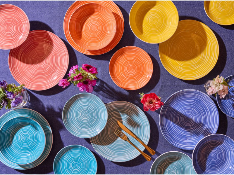 Topli poudarki, kot sta rumena in oranžna, dodajo živahnost. Topli poudarki, kot sta rumena in oranžna, dodajo živahnost.