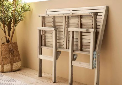 Primerna je za balkone in ozke terase ter v celoti izdelana iz akacijevega lesa. Primerna je za balkone in ozke terase ter v celoti izdelana iz akacijevega lesa.