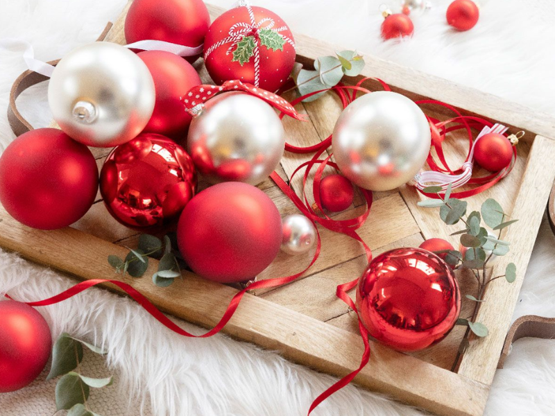 Osredotočite se na barve, ki odražajo zimo in praznično sezono. Osredotočite se na barve, ki odražajo zimo in praznično sezono.