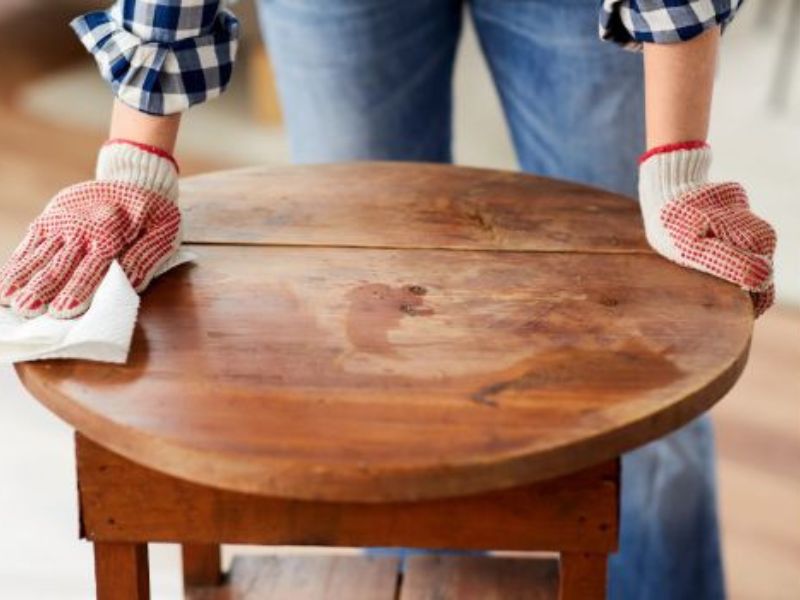 Odstranite prah, umazanijo, ostanke starih premazov in smolo.