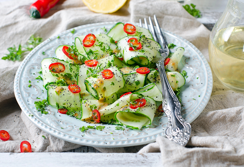 Solata s kumarami, čilijem in makovimi semeni