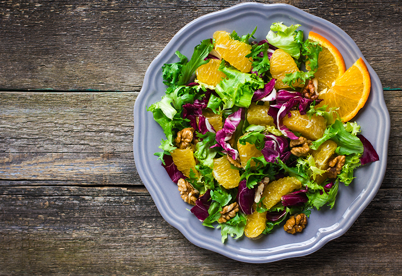 Solata s pomarančo in orehi