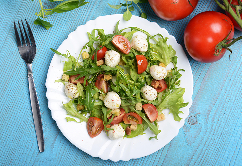 SOLATA Z RUKOLO, ČEŠNJEVIMI PARADIŽNIKI IN MINI MOZZARELLO