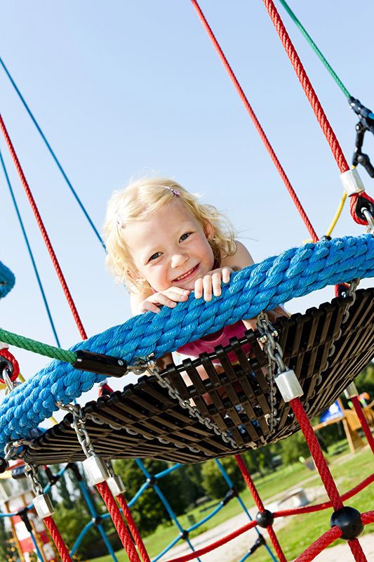 Pred nakupom zunanjih igral velja razmisliti o več vidikih, da bo otroška igra zabavna, poučna, predvsem pa varna.