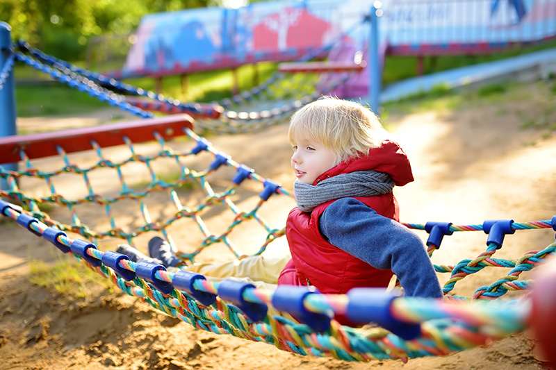 Pred nakupom zunanjih igral velja razmisliti o več vidikih, da bo otroška igra zabavna, poučna, predvsem pa varna.
