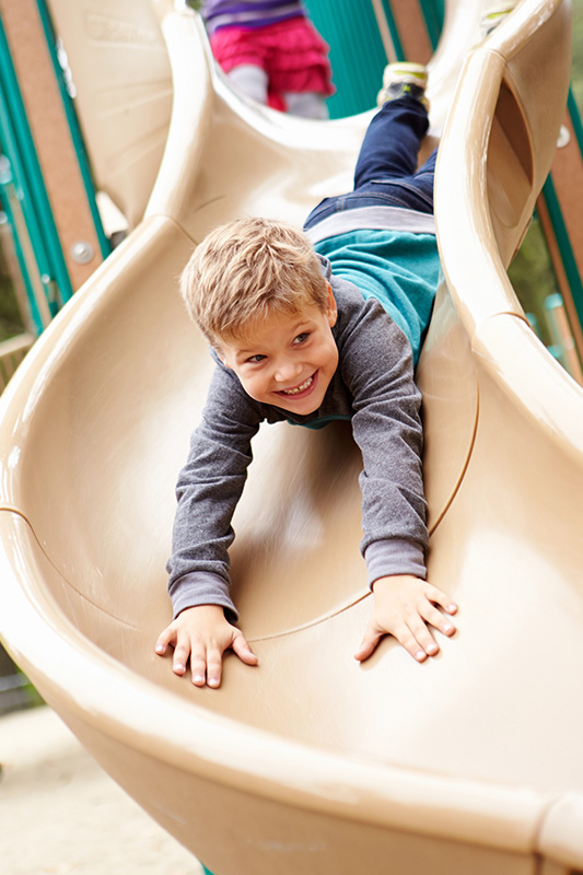Pred nakupom zunanjih igral velja razmisliti o več vidikih, da bo otroška igra zabavna, poučna, predvsem pa varna.