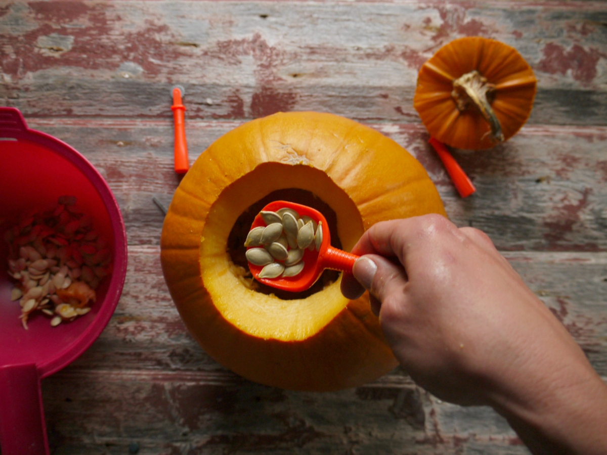 Čiščenje buče z žlico