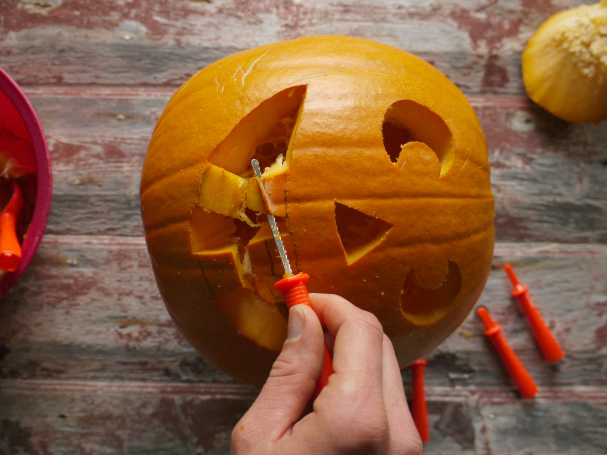 Izrezovanje motiva na buči