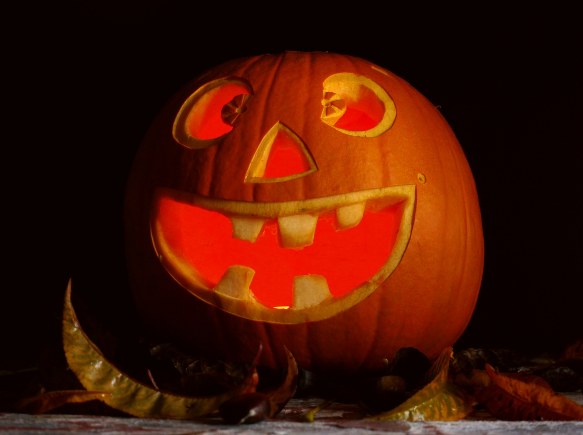 Sveča ali LED lučka v buči