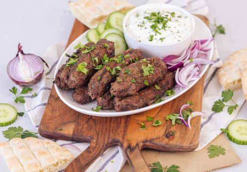 Turške kofte z jogurtovo pomako