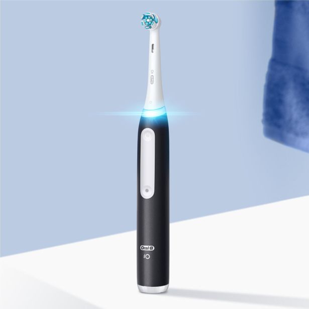 ELEKTRIČNA ZOBNA ŠČETKA ORAL-B IO3 ČRNA