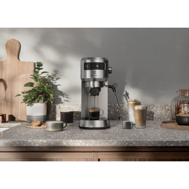 ESPRESSOKAVI APARAT E6EC1-6ST