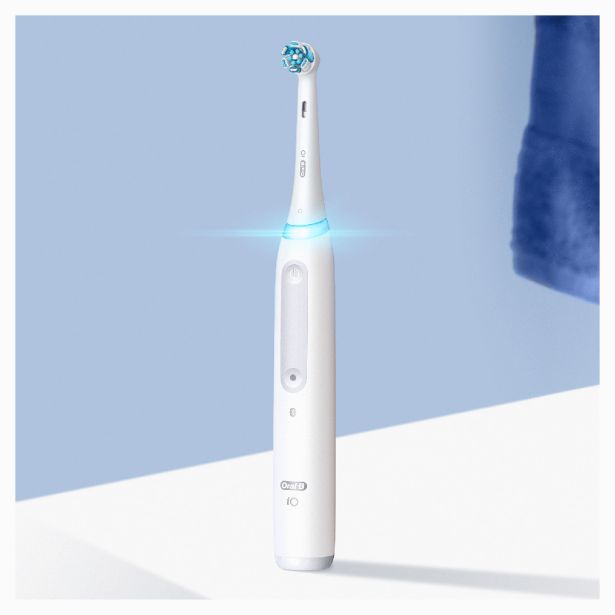 ELEKTRIČNA ZOBNA ŠČETKA ORAL B IO4 BELA