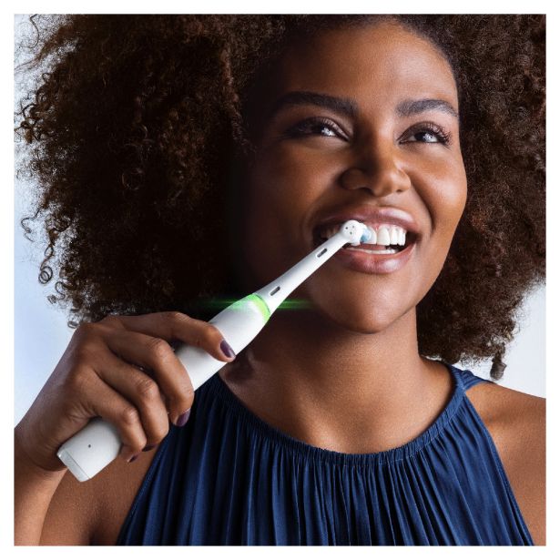 ELEKTRIČNA ZOBNA ŠČETKA ORALB IO4 BELA