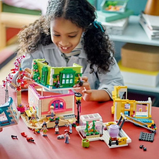 KOCKE LEGO FRIENDS DOM OBČANOV 41748