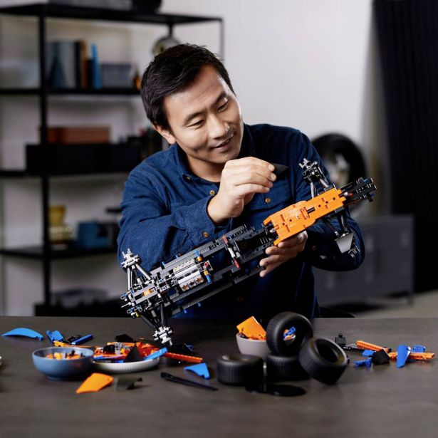 KOCKE LEGO TECHNIC XMCLAREN FORM 1 DIRKALNI AVTOMOBIL 42145