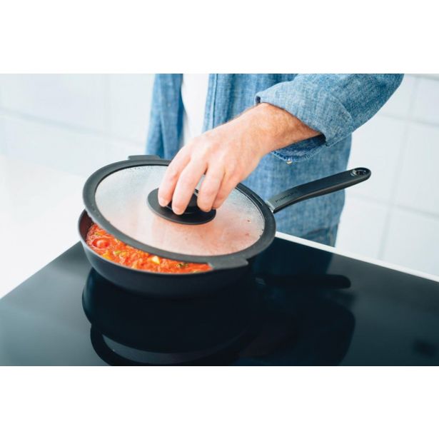 PONEV FISKARS GLOBOKA SAUTÉ 26 CM S POKROVKO FUNCTIONAL FORM