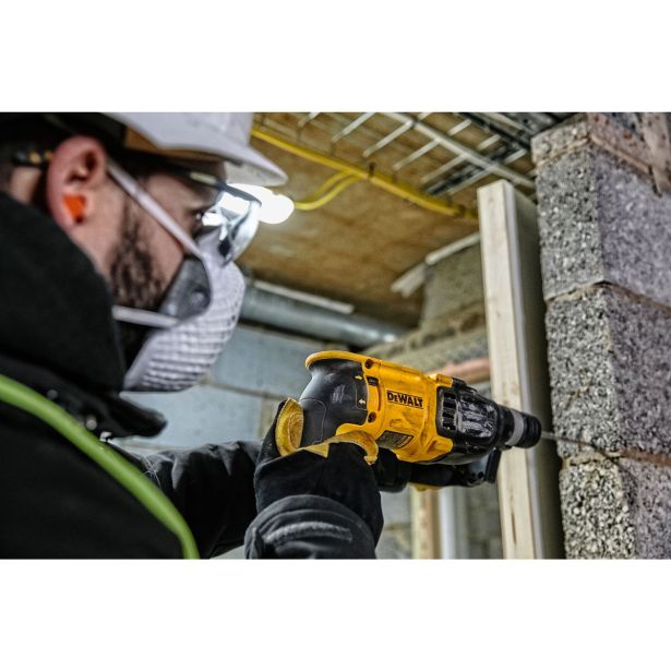 VRTALNO ELEKTRIČNO KLADIVO DEWALT D 25133K + SET
