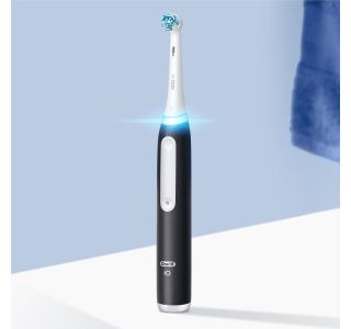 ELEKTRIČNA ZOBNA ŠČETKA ORAL-B IO3 ČRNA