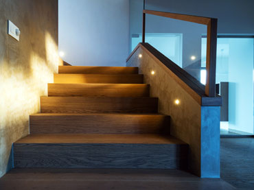 Osvetlitev stopnic v steni ali v nišah